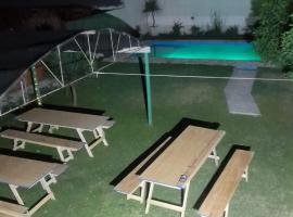 Quincho con pileta, campsite in Barrio Félix U Camet