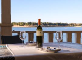 City Center Coastal Escape - Apartments with Sea View or Cozy Room, hotel v destinaci Novigrad – Istrie