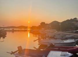 Mahar, Hotel in Molat