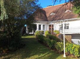 Lé Luquentia, demeure de charme, piscine, grand jardin, spa, billard, hotel v destinaci Gujan-Mestras