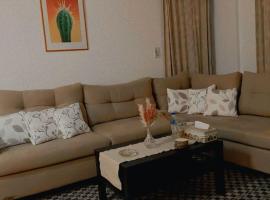 Elegant apartment facing eastern market, hotel en New cairo