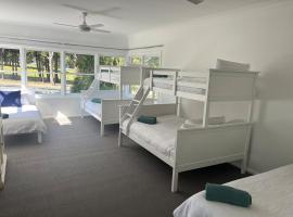 Mollymook- Walk to Beach, Surf, Golf Course & Club, hotel v destinaci Mollymook