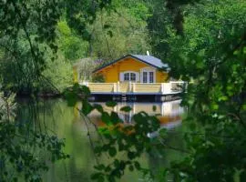 Chalet flottant sur lac et spa