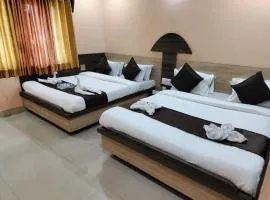 Hotel Sai Laxmi- Walkable distance from Main Temple