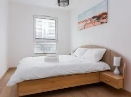 Sea Salt Spacious Apartment by BookingHost