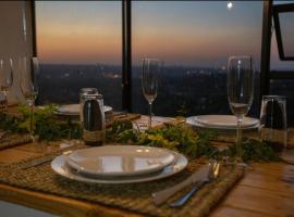 Tropical Skyrise Views, Hotel in Edenvale