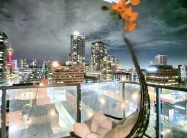 Luxurious Downtown condo with spectacular views、カルガリーのコンドミニアム