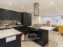 Jollys-Contemporary Beachfront Property, Pet Friendly with Hot Tub