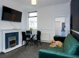 4-bedroom- Stoke-on-Trent sleeps 8- pet friendly