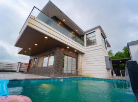 Royal Cabana Lonavla - 6BHK Luxury Villa with Heated pool and Turf, hotel v destinaci Lonavala