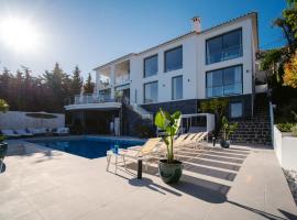 Luxury Villa with Sauna and Heated Pool for 14PAX!, ξενοδοχείο σε Benalmádena