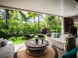 Sunbathed Three Bedroom Apt - Large Pool & Garden