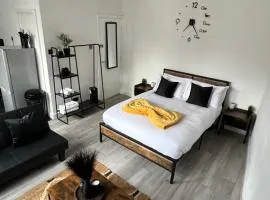 Kingston Studio, ideal for professionals relocators and leisure stays, near Kingston Station and Shopping Centre