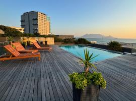 Infinity - Stunning 1 bedroom apartment with sea & mountain views, acomoda&ccedil;&atilde;o com cozinha em Bloubergstrand