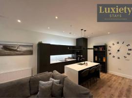 Stunning & Sleek 2BR Excellent Location Nr Cliffs Pavillion by Luxiety Stays, hotel in Southend-on-Sea