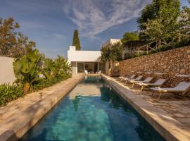 A masseria in the center of town with pool, hotel a Muro Leccese