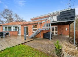 Spacious And Inviting Pool House With Spa, Sauna, Rooftop Terrace And Room For The Whole Family Just 300 Metres From The Water And Close To, hôtel spa à Ebeltoft