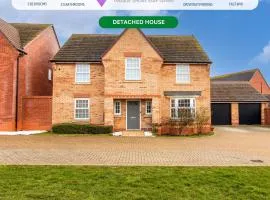 Stunning Detached House with Driveway Parking, Office Room, Self-Check-In, Fast WiFi and Smart TV with Sky and Netflix by Yoko Property