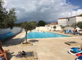 Belle maison dans résidence avec piscine, hotel a La Flotte