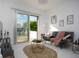 EDEN-Perfect Location, Sea View, Stylish Apartment