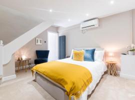 The Hideaway, villa in Warwick