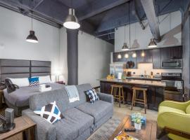 Steps 2 Everything! - KING Bed - Amazing Roof and Gym, hotel v destinaci Pittsburgh