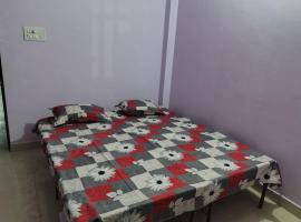 kumbh stayzzz, hotel v destinaci Jhūsi