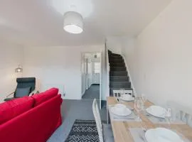 Spacious 3-Bed Family Home in Grantham, Free Parking, Garden