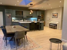 Family Home with Dublin Bay View, hotel v destinaci Blackrock