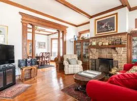 Cozy Cape Cod Bungalow King Queen WD Full Kitchen Wifi Desk