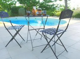 Proche bord de mer, au calme, nature avec piscine