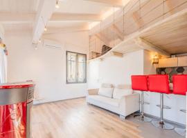 Appartamento Spotorno con ampio terrazzo attrezzato anche con angolo cottura, hotel in Spotorno