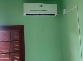 Quarto arejado e silencioso para descansar