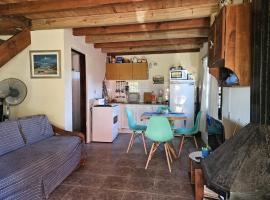 Cabaña rural en Cerros Azules، كوخ في مالدونادو