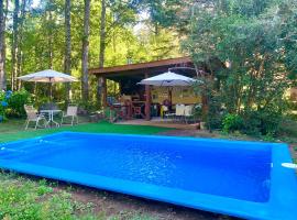 Casa en bosque a 10 minutos del centro de Puc&oacute;n，普孔的小屋