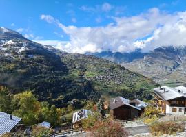 Flat in Veysonnaz near Ski Lift & Valley Views, hotelli kohteessa Veysonnaz