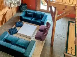 Bright Fun Four Bedroom Cabin with Pool