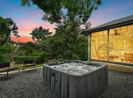 Artist Retreat on the Creek - Sleeps 10 - Hot tub
