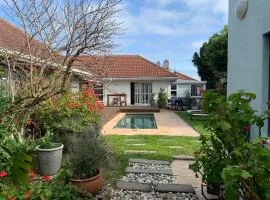 Crinum House and cottages in Bloubergstrand