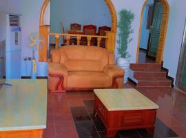 Spacious 3 bedroom flat in GRA, ξενοδοχείο σε Ado Ekiti