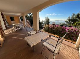 Bas de villa, vue mer, terrasse, clim, piscine, Hotel in Toulon