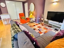 Homely and Charming 2 Bedroom Sleeps 6 w balcony