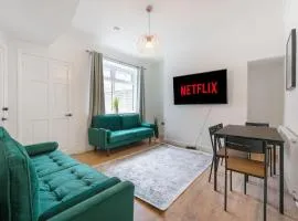 Modern High Spec House, Free Parking, 4 bed, sleeps 7