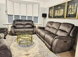 Elegant 4BR Home: Stylish Comfort Retreat