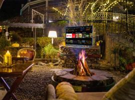 ELIVAAS Zephyr - Luxury cottages near Kempty Falls, casa de campo em Mussoorie