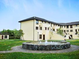 Relaxing Balcony Views Mullingar Self Catering Apartment on Park Hotel Grounds, hotel v destinaci Mullingar