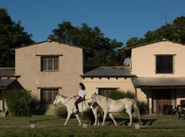 Cabaña Atardecer - Finca La Falda - Salta, hotel en Cerrillos