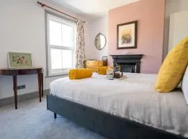 Family friendly, sleeps 5, 3 mins to beach