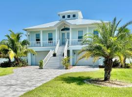 Seaside Boca with Pool an Fire Pit – hotel w mieście Placida