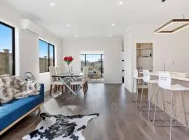 Modern Beach Retreat 4 bedrooms